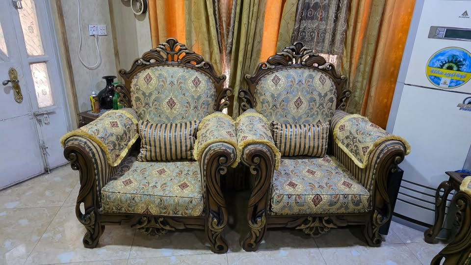 تخم ملكي خشب صاج تكمة ثكيل مابي اي ضرر لا بالقماش ولا بالخشب شرط الفحص
ويا كوشات وطبلة وسطية واربع طبلات 
المكان بغداد الدورة حي الصحة 
السعر ٨٠٠ 
***********
