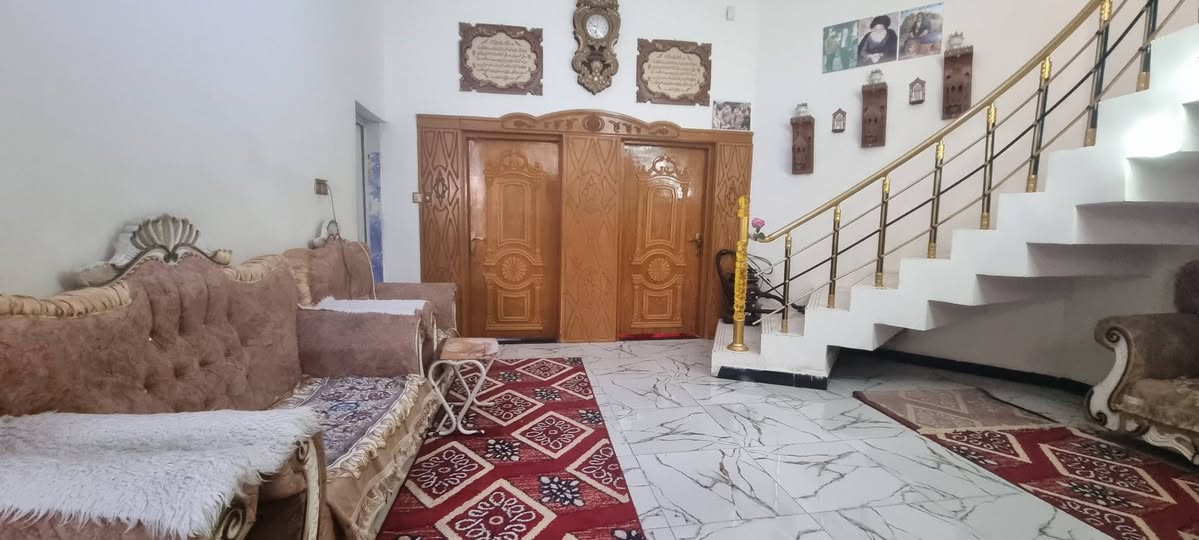 🧿للبيع بيت طابو صوب بني ركاب منطقة شياع 🧿
موقع تجاري على الشارع الرئيسي   قرب الجسر الجديد........ 
 المساحة: 253متر واجهه 11نزال 23 
🏢  بناء درجة أولى
 طابوق وسقف مسلح (كونكريت)
🔹 الطابق الأرضي: 🧿
غرفتين نوم
صالة
استقبال
مطبخ حار وبارد 
حمام داخلي
مجموعه صحيات خارجية حديقه خارجيه امام البيت
🔹 الطابق الثاني:
  غرفتين نوم نقص بياض وسيراميك
خدمات متكاملة  🧿
📞 للاستفسار مراجعة مكتب عقارات الكرارصوب بني ركاب أو الاتصال: ***********
 *********** يتوفر وتساب
