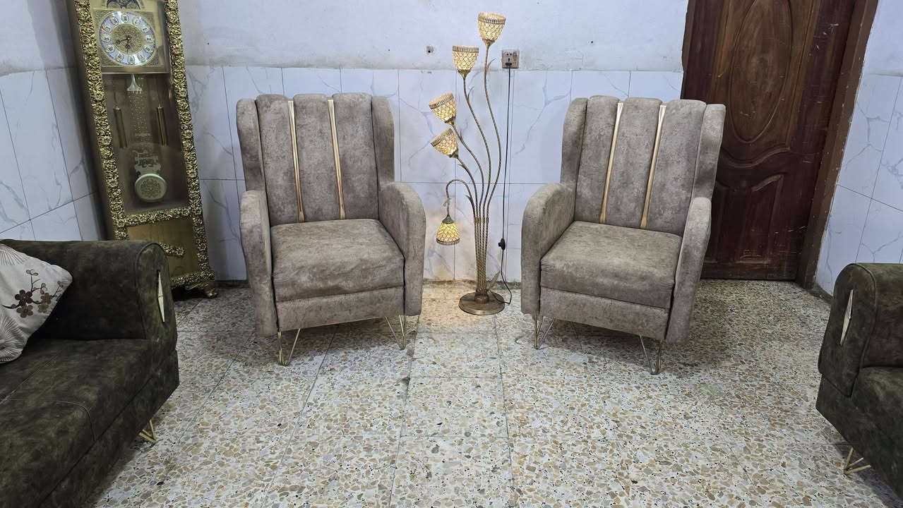 تخم نظيف جدا 10 مقاعد 220الف وبي مجال المكان الوشاش *********** يوجد توصيل بكروة يوجد واتس اب
