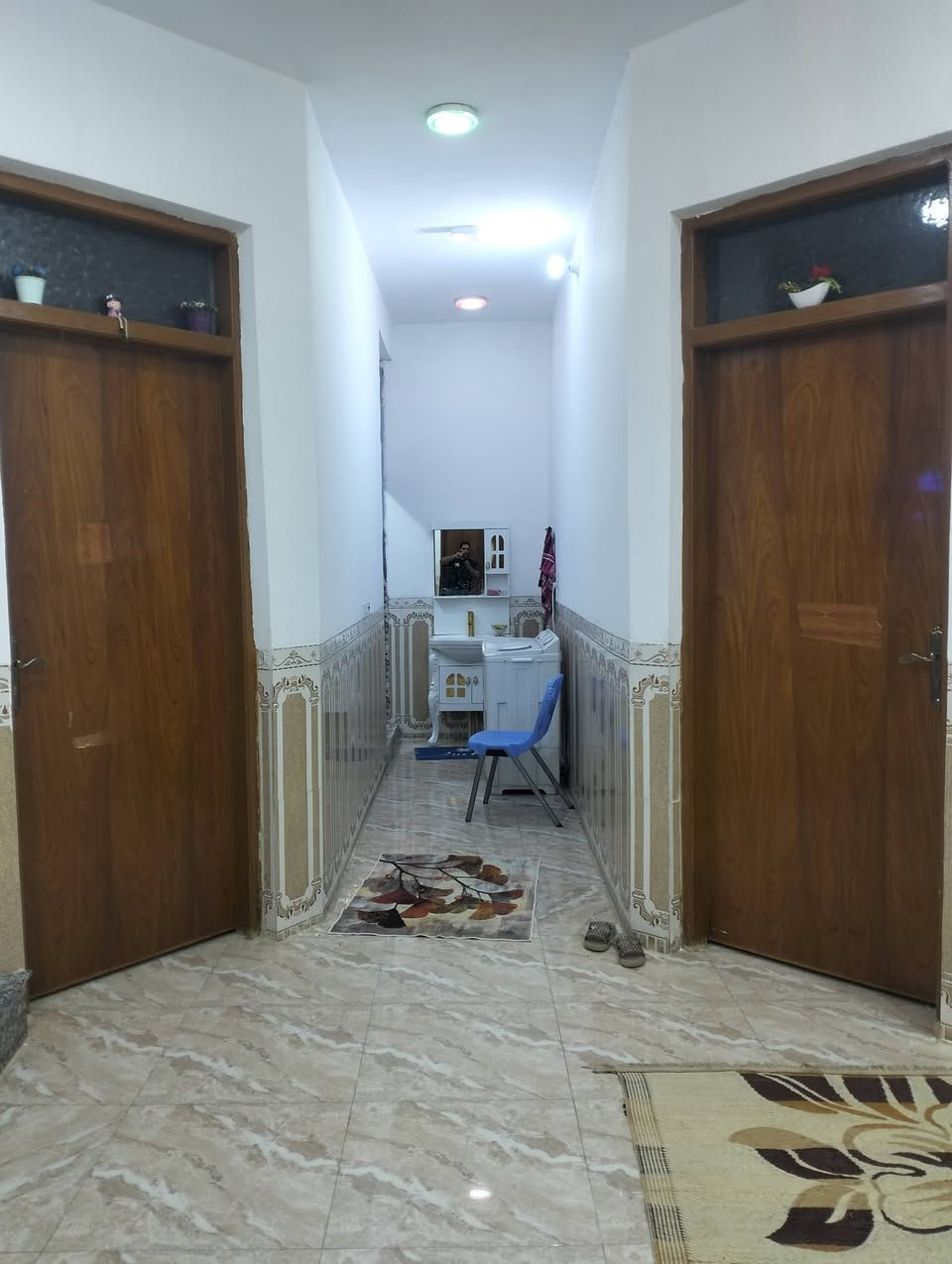 بيت للبيع  مساحه 150متر  سند 25 سعر 68وبي مجال بيت بناء حديث يحتوي على غرفتين صاله هول مطبخ صحيات بناء طابوك سقف صب مسلح عنوان كرادة قرب جامع فتح المبين  ***********
