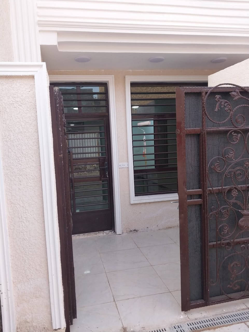 مشتمل للبيع نقد فقط بداية الحسينيه جديد طابقين باسمي ٣ غرف نوم ومطبخ واستقبل و٣ حمامات شارع عريض ١٥ متر منطقة النفط الأولى كامله الخدمات نقص التبليط  المساحه ٧٥ للإستفسار ***********

نص مكتوب في الصور:
- الدار للبيع ***********