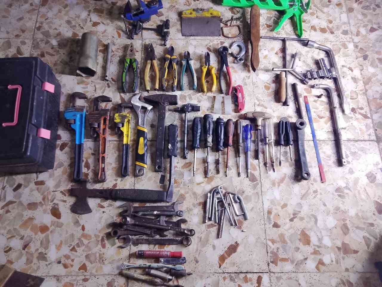 سلام عليكم
للبيع عدد يدويه أصلية ياباني والماني 
العدد 80 قطعه  
مع منكنه 3 انج وا فخه زنجيل مع الصندوق العده 
سعر خاص 
مكاني بغداد
