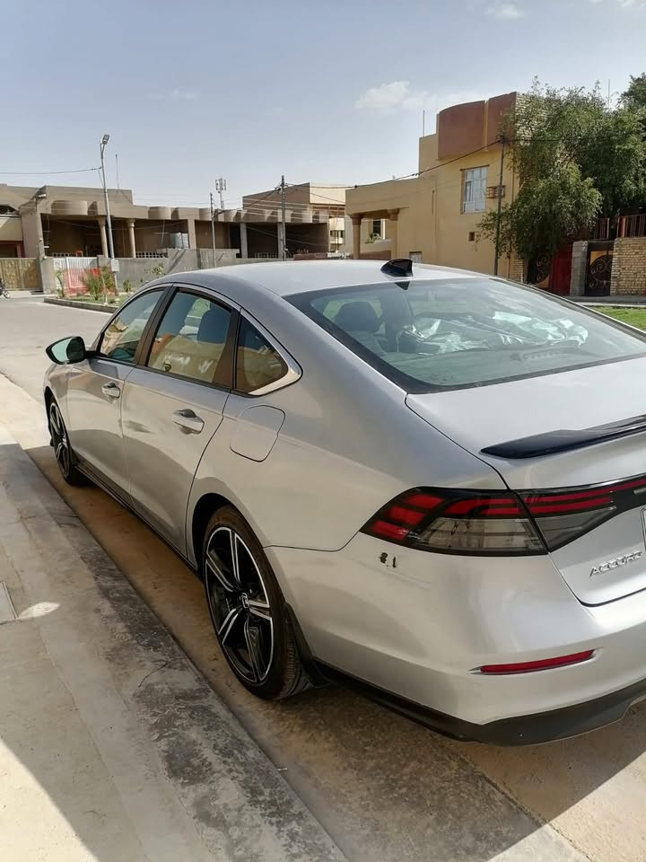 السلام عليكم هوندا اكورد 2024 هايبرد رقم بغداد فئه سبورت حادثه بالصور بيه بنيد وباب وجاملغ فقط جاملغ مبدل تجاري وبيه طخه خفيفه بالغد ايمن ماشيه حاليا ٤٣ الف كيلو مراوس باسفياكا 
***********واتساب
