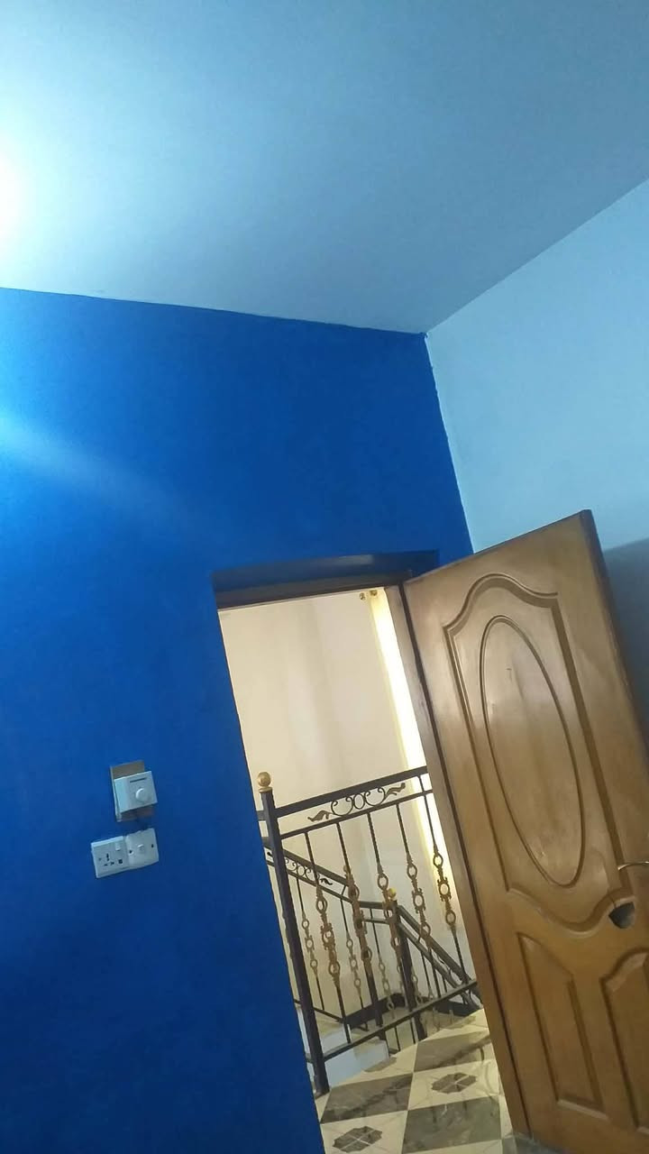 يا الله  للبيع دار طابو زراعي سند 25المساحه 225 غرفه نوم وهول واستقبال ومطبخ وكراج  الطابق الثاني غرفتين نوم وهول ورديه خارج خلف مستشفى الكفيل البيت خدمات كامله مجاري تبليط السعر خاص ابو مصطفى للعقار ***********

نص مكتوب في الصور:
- ١:١٨