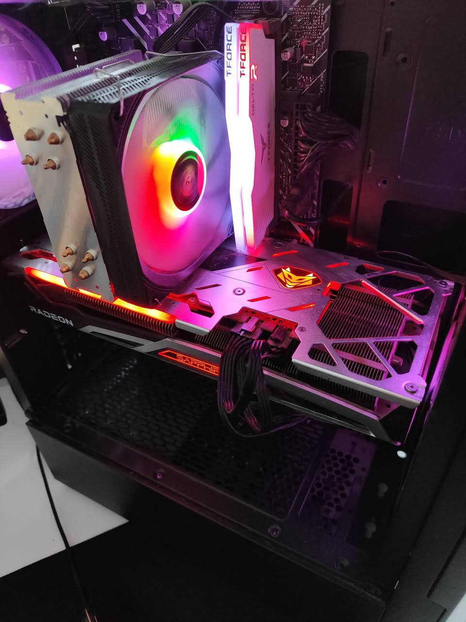 السلام عليكم ، للبيع PC Gaming كامل + شاشة 2K 180Hz + UPS
تجميعة نظيفة جدًا، استخدام شخصي وخفيف ومتقطع، مشتراة من حوالي سنتين لكن الاستخدام الفعلي قليل، ولم تُستخدم للتعدين أو الضغط المستمر .

المواصفات: i5-12400F 6C/12T | Sapphire NITRO+ RX 6700 XT 12GB GDDR6 | ASUS Prime H610M-K D4 | T-Force Delta RGB 16GB (2×8) DDR4 3200MHz | PNY CS2230 NVMe 500GB | Segotep GN750W 750W 80+ Gold | Lovingcool LC-R120 Dual Tower | TALOS E3.

الشاشة: MSI MAG 275QF 27" QHD 2560×1440 180Hz.

UPS: TIGER 1500VA AVR، البطاريات أصلية منذ الشراء ولم تُستبدل.

فحص الـSSD: Health 98%، استخدام 5%، 1636 ساعة تشغيل، 722 تشغيل، 26.95TB قراءة، 15.48TB كتابة، 0 أخطاء بيانات، والحرارة 43°C.

الجهاز مناسب جدًا للـ2K والـGaming، وجميع القطع الأساسية معروفة وبرانداتها ممتازة، ومعظم الكراتين موجودة.

📍 ميسان / العمارة — الفحص والتجربة متاحان للمشتري الجاد.

للتواصل واتساب ***********

