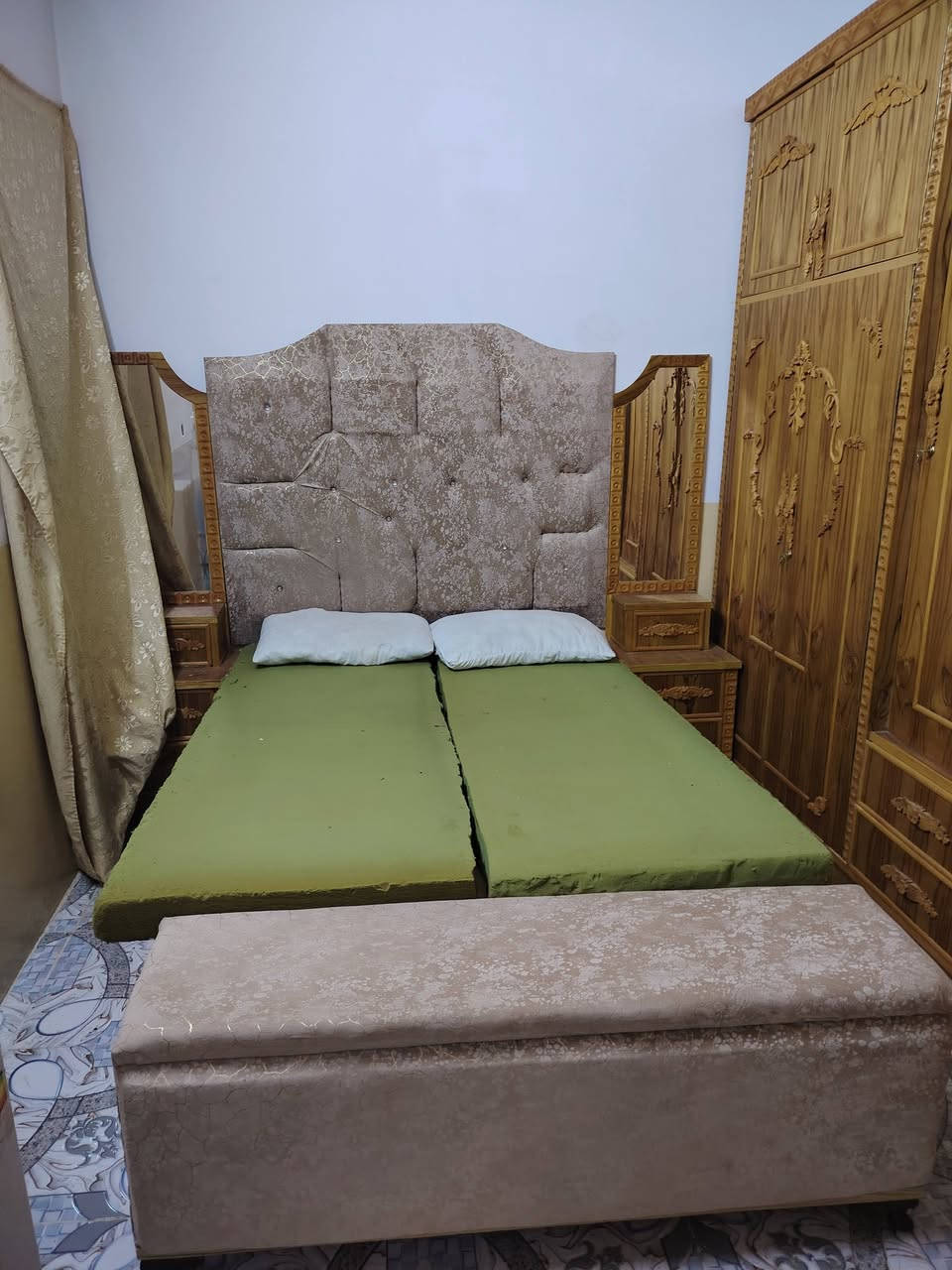 غرفه للبيع من عدة أبواب مع خانات علوية وسفلية (خانة تعليق، رفوف، وأدراج) لتوفر مساحة تخزين واسعة جداً.
​سرير نوم (تخت): رأسية السرير مقعدة ومبطنة بقماش مخمل فاخر ومرصعة بالكريستال، مع مرايا جانبية مدمجة.
​كومودينو جانبي (عدد 2): يحتوي كل منهما على دراج ومساحة تخزين.
​ميز تواليت (منضدة مكياج): مزود بمرآة كبيرة مستطيلة وأدراج متعددة للتخزين، مع كرسي (بوف) مبطن مريح.
​بوف (صندوق تخزين أمامي): مبطن بقماش متناسق مع رأسية السرير لتخزين المفارش والملابس.
​تفاصيل إضافية:
​الحالة: جديدة تماماً (خروج نجار منذ شهر فقط).
​الخشب والطلاء: خشب متين مع لمعة ممتازة ونقوش حفر يدوية زاهية.
​
​للتواصل والاستفسار:
يرجى الاتصال أو المراسلة عبر الواتساب على الرقم: ***********

