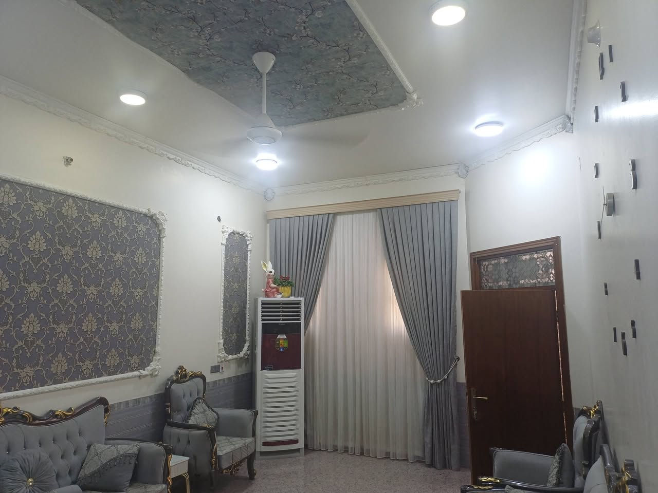 السلام عليكم
بيت مساحه ٢٠٠ متر بناء حديث كونكريت مطلوب عقار البيت تريد العقار وراك جيب كفيل وحول الكفاله وداور العقار  تريد العقار وراي تدفع سعر كامل واني اكمل التسديد يحتوي على 
٣ غرف نوم 
صاله 
مطبخ 
استقبال 
حمام داخلي غربي 
حمام خارجي شرقي 

العنوان حي الزيتون شارع ٢٠ بدايه الشارع 
للتواصل 
***********
اتصال او واتساب
