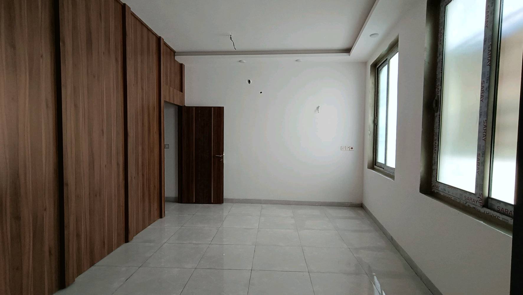 بيت للبيع بحي العباس الفرع الأول خلف فندق البارون مساحة 76 طابقين كامل مكمل وجاهز للسكن الطابق الارضي صالة واستقبال ومطبخ وصحيات والطابق الثاني غرفتين وصالة وصحيات بناء جديد طابوگ والاسااس رفت وغير مسكون
ممكن تذكرلي بأي مدينة/منطقة بالضبط بيت حي العباس؟ وهل الموقع قريب من الشارع الرئيسي أو الخدمات المهمة؟: 
الفرع الأول قريب جداً لشارع السيدة زينب يبعد عن الأمام 2 كيلو متر 
شكد عدد الغرف بالضبط بكل طابق، وهل البيت بيه حوش/سطح/كراج أو مكان للسيارة؟: 
غرفتين وصالة وصحيات وصالة واستقبال ومطبخ وصحيات 
الطابو شنو نوعه بالتفصيل؟ وهل البيع مباشر من المالك وبكل الأوراق جاهزة للنقل؟: 
نعم
السعر شكد؟ وهل قابل للتفاوض، وتريد تبيع نقدي لو تقبل تقسيط؟: 
125مليون وبيه مجال 