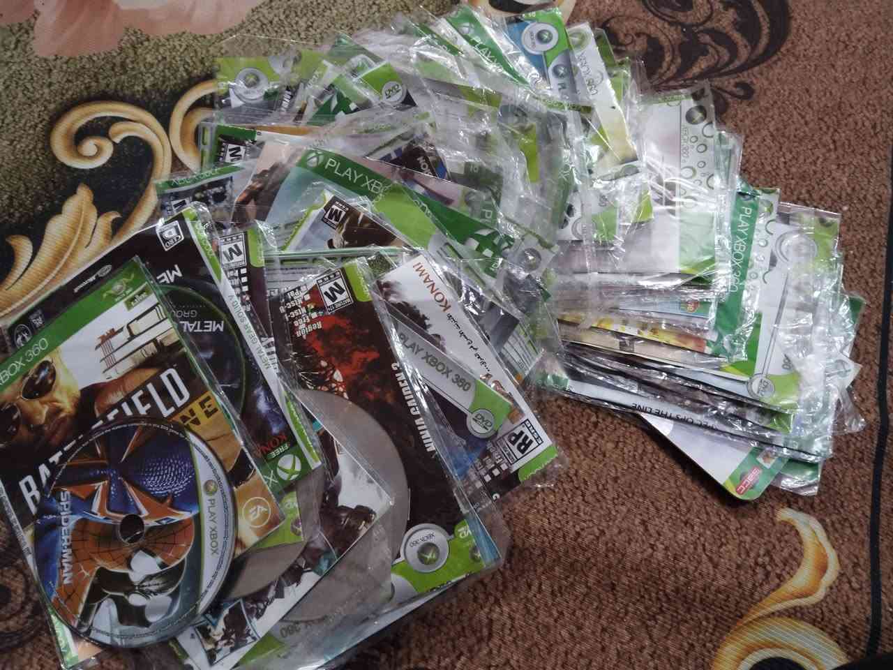 سلام عليكم  مكلف بالنشر
Xbox 360 اخو جديد شرط شخط ماابي حته لزككات مال شركه بعددهن ويا ٧٥ قرص كلهن شغالات+داخل هارد. ٥٠ لعبه
سعر ١٤٠ وبي مجال
