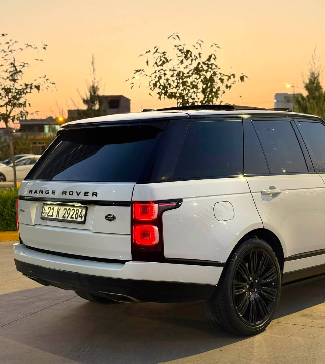 Range Rover Vogue 2016
کورسییەکانی پێشەوە و پشتەوە  کارەبایی 
▪️ کورسییەکانی پێشەوە و پشتەوە گەرمکەرەوە
▪️ سوکان هیتەر و کروز کۆنترۆل و تەحەکوم 
▪️ شاشەی ناوەڕاستی گەورە
▪️ سیستەمی مۆسیقا و کۆنترۆڵی دەنگ
▪️ تەبریدی  ئۆتۆماتیک و کۆنترۆڵی گەرمی
▪️ کامێرای دواوە و  پێشەوەو ۳٦٠
▪️ کۆنترۆڵی خێرایی 
▪️ ئاوێنەکانی  رادارو هیتەر و کارەبا
▪️ گیربۆکسی ئۆتۆماتیک
▪️ سیستەمی 4×4 مۆدی لێخورینی ٤ مۆد
▪️ ویل و تایەکانی جوان و گەورە
▪️ ناوەوەی فراوان و زۆر ئارام
 ناوەوە و دەرەوە زۆر جوان و پاک ماوتەوە  هەمو گیانی بەشەرت 
📍 ڕۆشتوو:95km هەزار کیلۆمەتر
💰 نرخ:235 $💵وەرەقە
سەیارەکەتەنها ١ پارچەی بۆیاخە
📞 بۆ زانیاری زیاتر و بینینی سەیارەکە، پەیوەندی بکە.
ژ.م ***********
