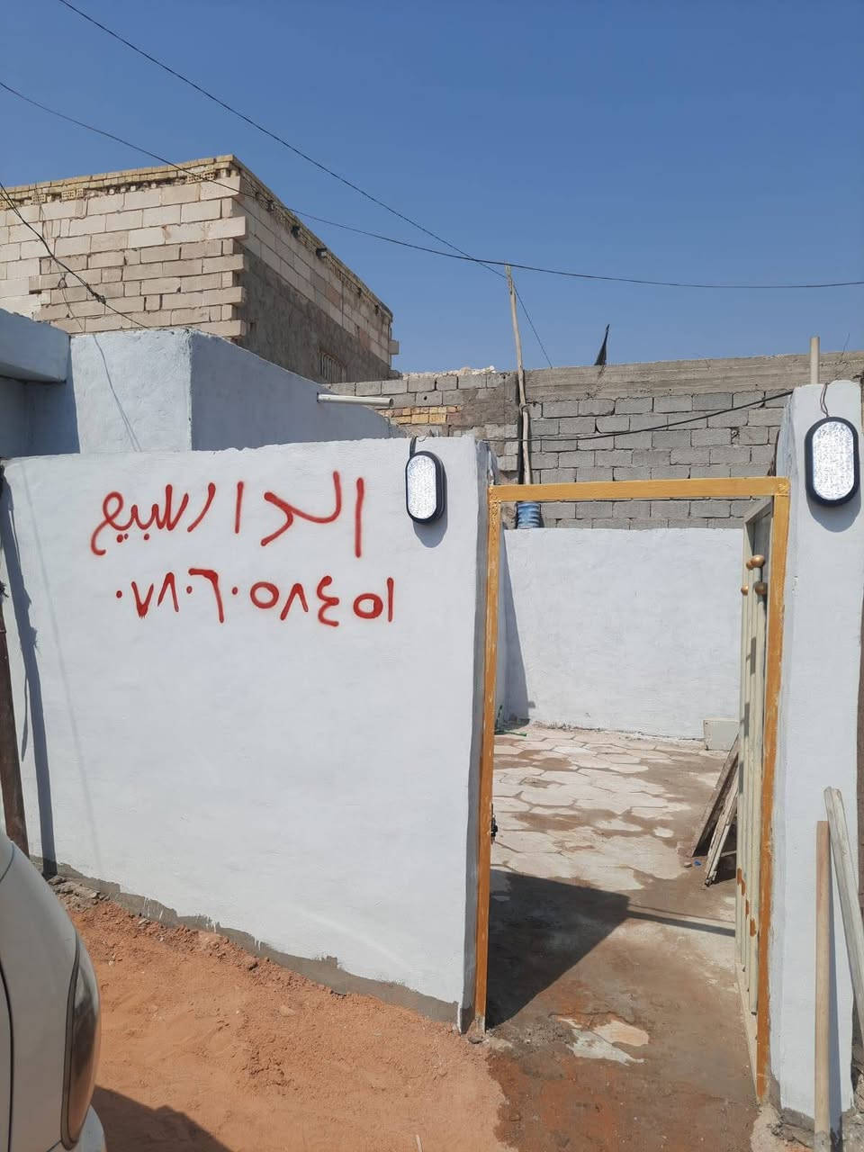 سلام عليكم بيت ٨٠متر للبيع بشارع الحوزه بشارع ١٠يحتوي ع غرفة وصالة ومطبخ وتخاريج داخليه وخارجيه بناء بلوك السكف صب الساس صب كونكريت السعر ١٥ وبي مجال للإستفسار *********** متوفر وتساب
