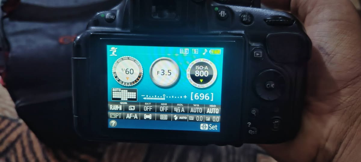 سلام عليكم كاميرا نيكون 5200
مكفوله من شخط صدعه ضربه 
نظافته فول الفول مثل ماشوف ابعينك امام الصورر  
ملحقاتها 
1- اظافه بطاريه عدد 2 
2- اظافه رام عدد 4
3- ناقل صور +واير نقل 
4- شاحنه اصليه فول 
5- عدسه{١٨-٢٤-35-50-70-105} VR
6- جنطه 
     السعر 300 وبيه مجال وهذه رقمي اتصل او وات ساب 
‏‏‪***********‬‏
وبيك خيرر وتدلل
