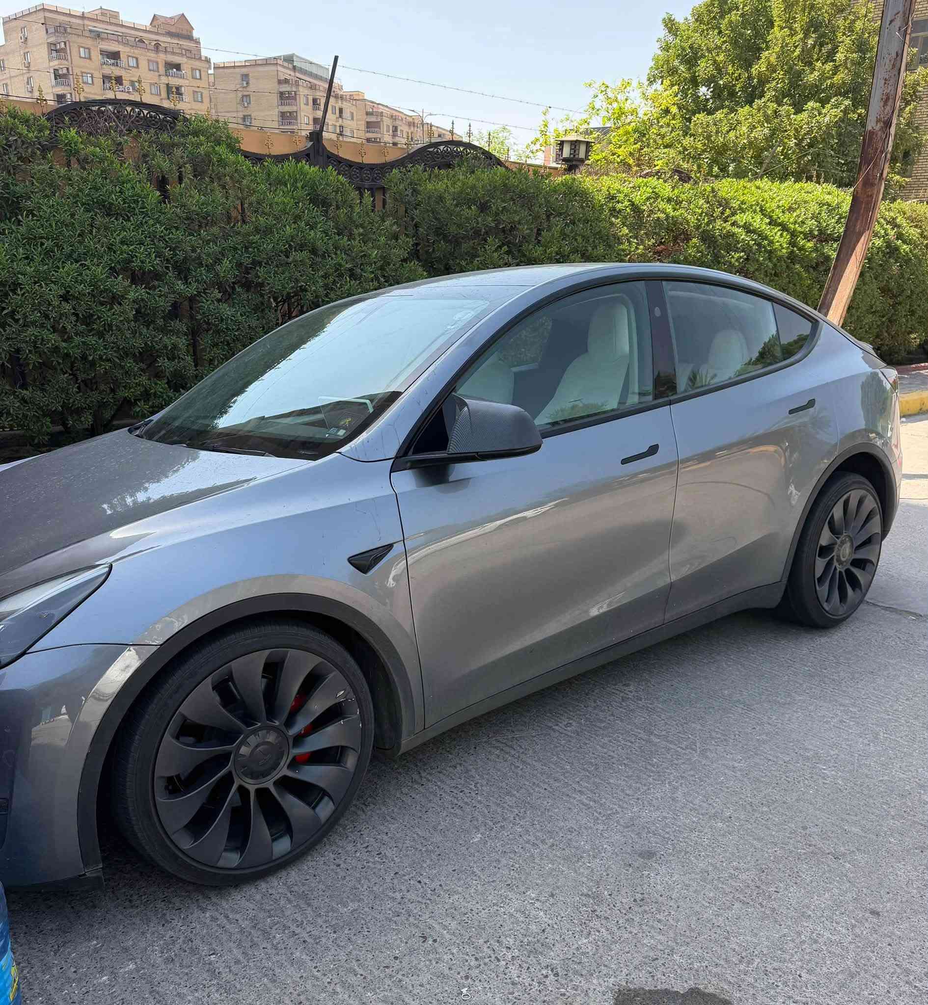 السلام عليكم 
تسلا Y موديل 2024 دبل ماطور پيرفورمانس 
2024 TESLA Y Dual motor performance 
السيارة اون لاين ومربوطة على التلفون
Online and connected to phone key
رقم أربيل سنوية وهزة جديدة لون مميز فيلي وداخل أبيض جديد ماشية ٢١ ألف فقط بعدها جديدة كلش 
سيارة تحفة وروعة 
صار بيها حادث الله يبعد عنكم كل سوء وأبيعها على وضعها 
وياها شاحنة أيضاً 
الضرر چاملغ وشوية من الباب والويل وحدادية مال الويل 
السعر 195 $ 
رقم الشاصي 7SAYGDEF1RF153247
بغداد مجمع الايادي السكني 
أبو علي *********** يوجد واتس آب
