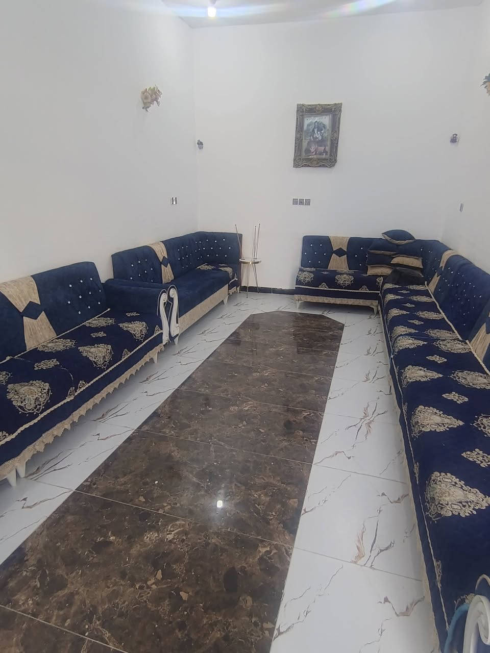 سلام عليكم بيت م150 غرفتين وصاله واستقبل وصحيات داخليه وخارجية يبعد عمن المستشفى التركي 800متر سعره 95وبي مجال *********** واتس واتصال
