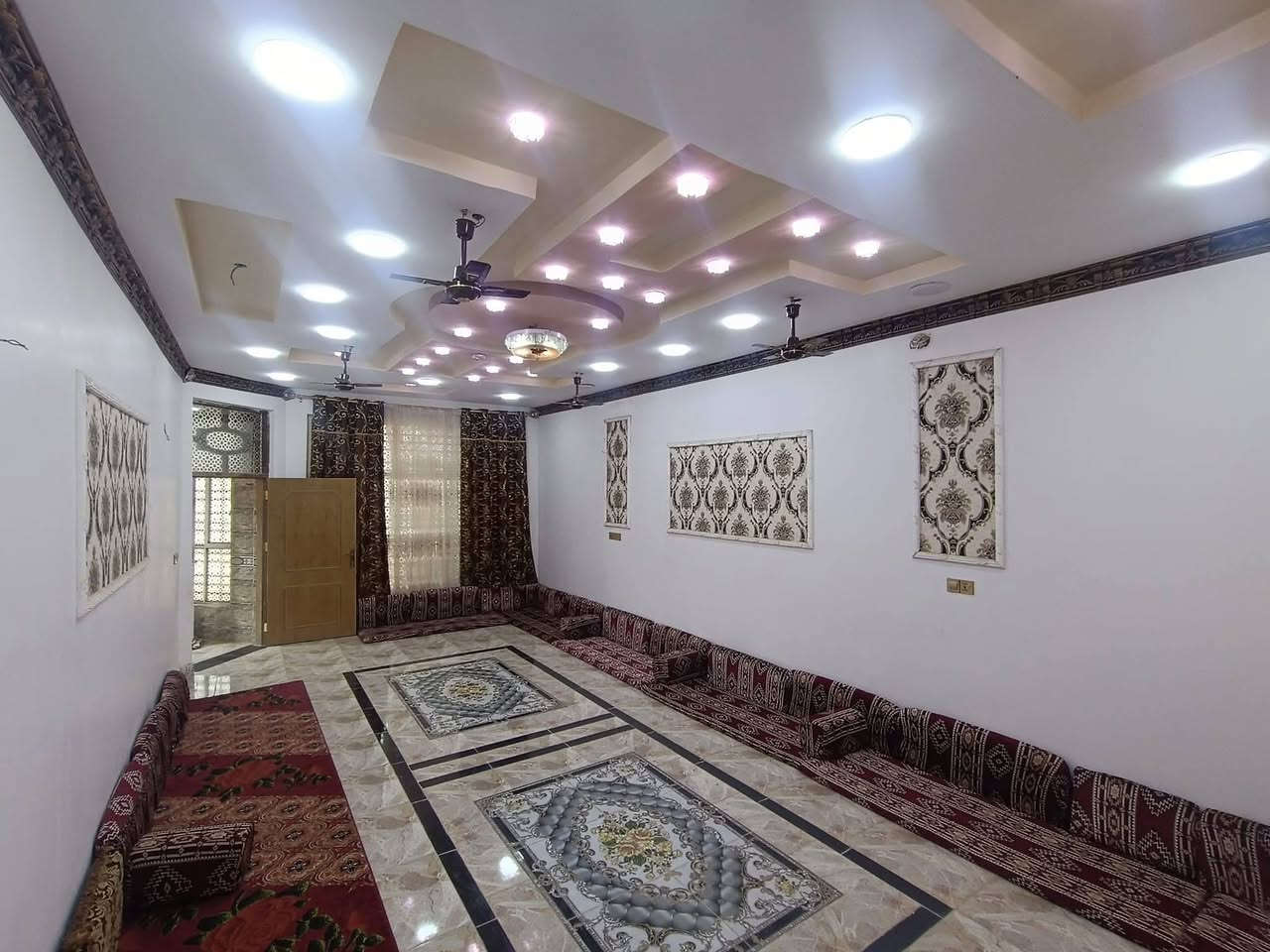 سلام عليكم دار للبيع 600متر كوت حي الحكيم نزلت علاء غريب قرب باب الحاره  عنوان العقار طابو زراعي 25 مرقم من قبل البلديه الرضيه رفته وسكف كونكريت المجاري رئيسيه يتكون البناء استقبال ➕مطبخ ➕صالتين ➕3غرف نوم و صحيات داخليه وخارجيه وحديقه 100متره للستفسار عل رقم ***********
