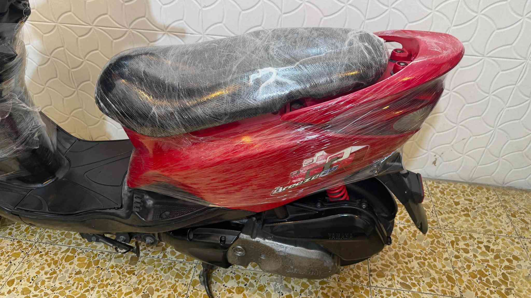 السلام عليكم 
دراجه بغبغاء نوزل صارلة 20 يوم نازلة رمبة جديدة بمعنى الكلمة 
لون دم الغزال 
مابيها أي. نقص تجي تشغل وتروح 
مداريها من ناحية الدهن  من جبتها لحد الآن مرتين بدلت دهنها
بانزين محسن كله 
ختم واحد كل الكفرات  مختما من الطول لطول 
بغداد الحرية الدولعي. 
*********** 
جيب فيتر وتعال وياك
