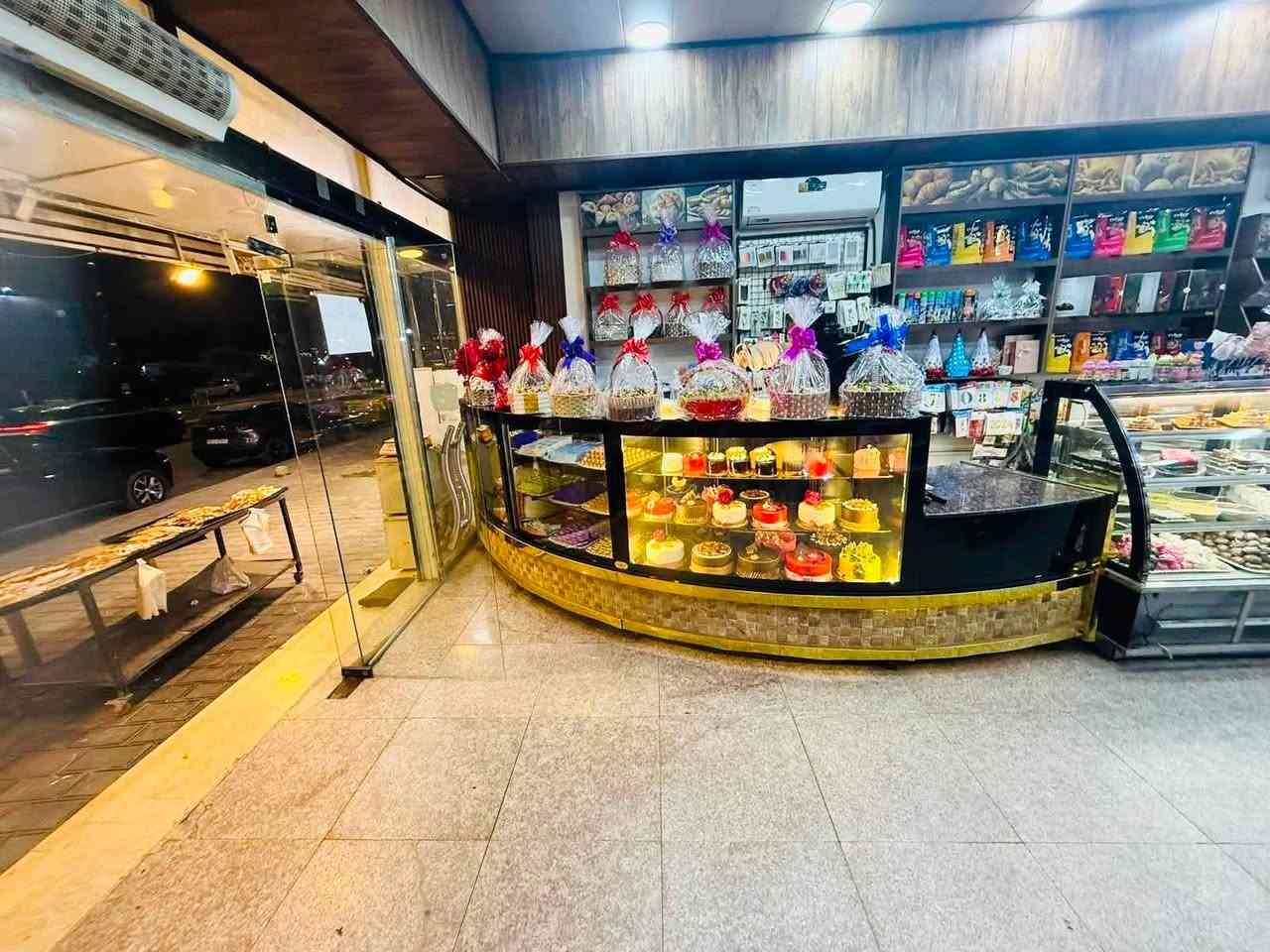 سلام عليكم 
للبيع  
سيت عارضات   مستعمل  
(تركي أصل) بحالة ممتازة جداً ونظافة فائقة ✨

 1 ميز عرض بقلاوة + نظام حماية
 2 ميز عرض معجنات 🥐 (تصميم يبرز جمال المعجنات).
 2 عارضة تبريد (جام مقوس) ❄️ (إطلالة بانورامية جذابة).
 1 ميز كاشير مودرن 💰.
 1 عارضة تبريد عمودية ضخمة 📏 (القياس: ارتفاع 2.5 متر × عرض 2 متر).
📍 العنوان والموقع:
بغداد - العطيفية
📞 للاستفسار والتواصل مباشرة:
يرجى الاتصال على الأرقام التالية:
➡️ ‭***********
