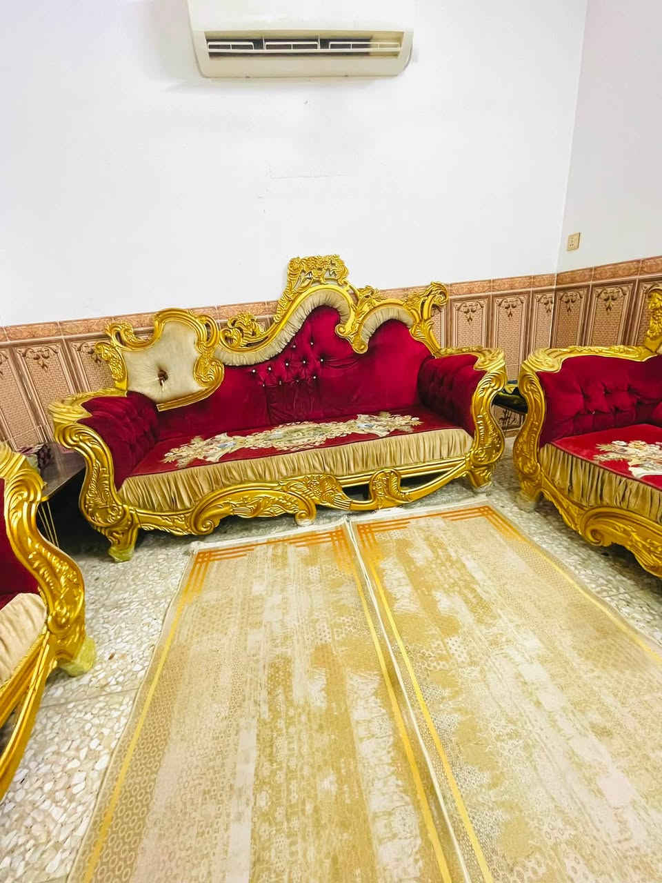 تخم ملكي تكمه ثكيل جدا ١٠ مقاعد ما بيه اي ضرر نضيف وياه كوشات هديه السعر ٢٧٥ وبيه مجال العنوان البلديات الرقم ***********
