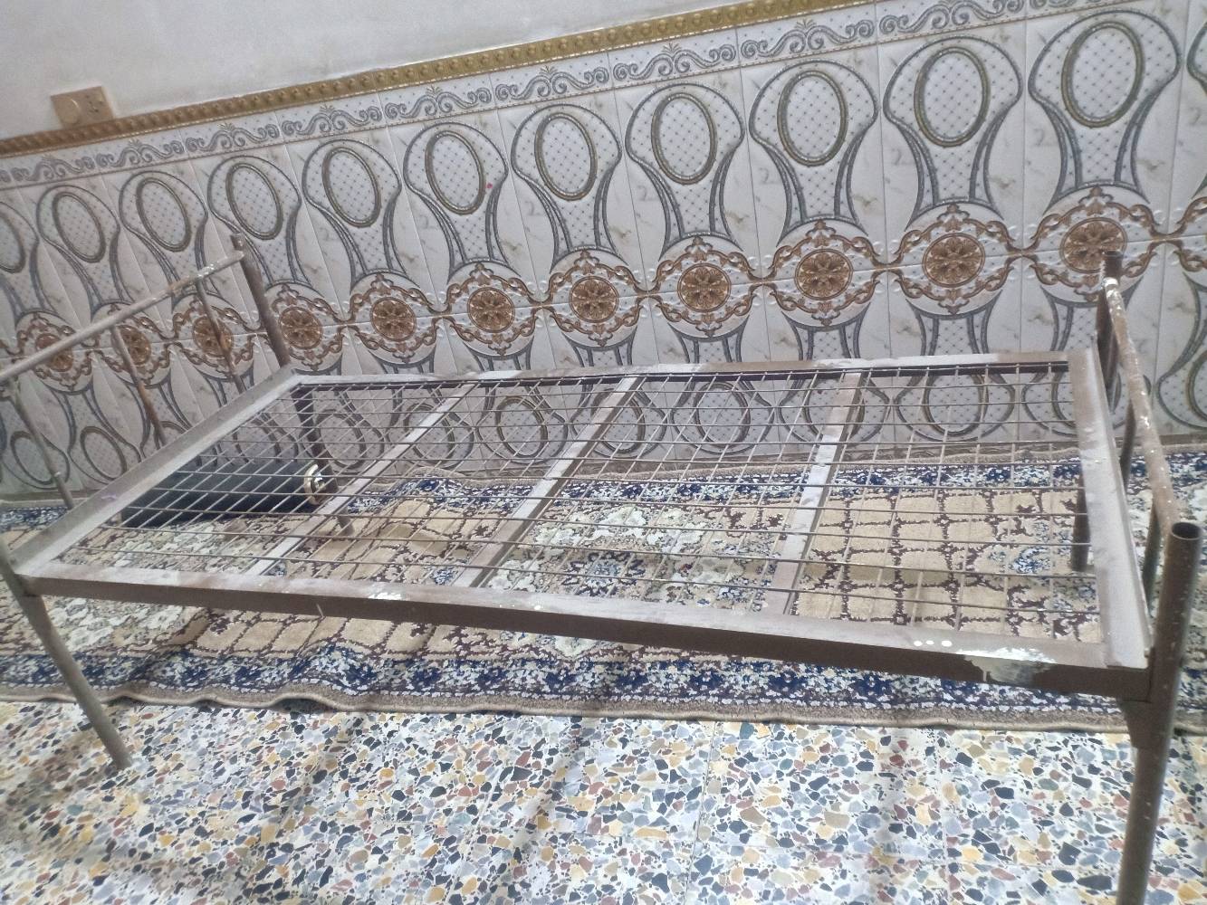 سرير حديد • حجم كبير • قوي ومتين
