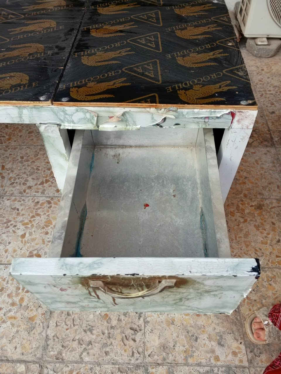 ميز المنيوم • رفوف ٢٩ • كوت حي الجهاد