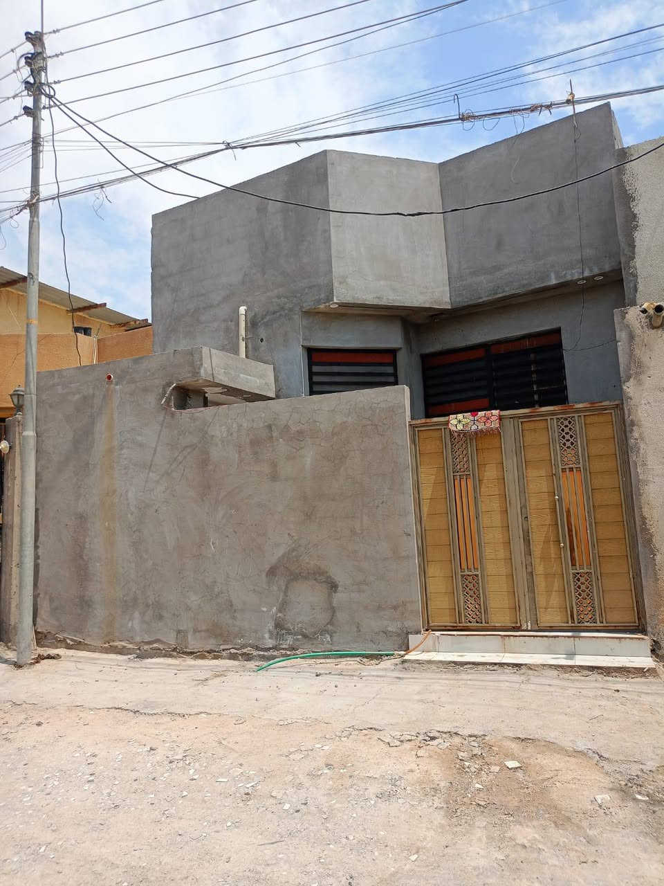 🛑للستفسار ***********🛑
🏠 دار للبيع في شط العرب شارع الصقر
🔺 قريب عل مدارس الصقر تعبر المدرسه الصقر 5 أفرع 
🔹 مساحه البيت 130 متر🔸 سعر لبيت 60وبي مجال 
للستفسار ***********

🔷البيت مابي اي انارة عادية كلة ديكور حتة الغرف والدوانية
