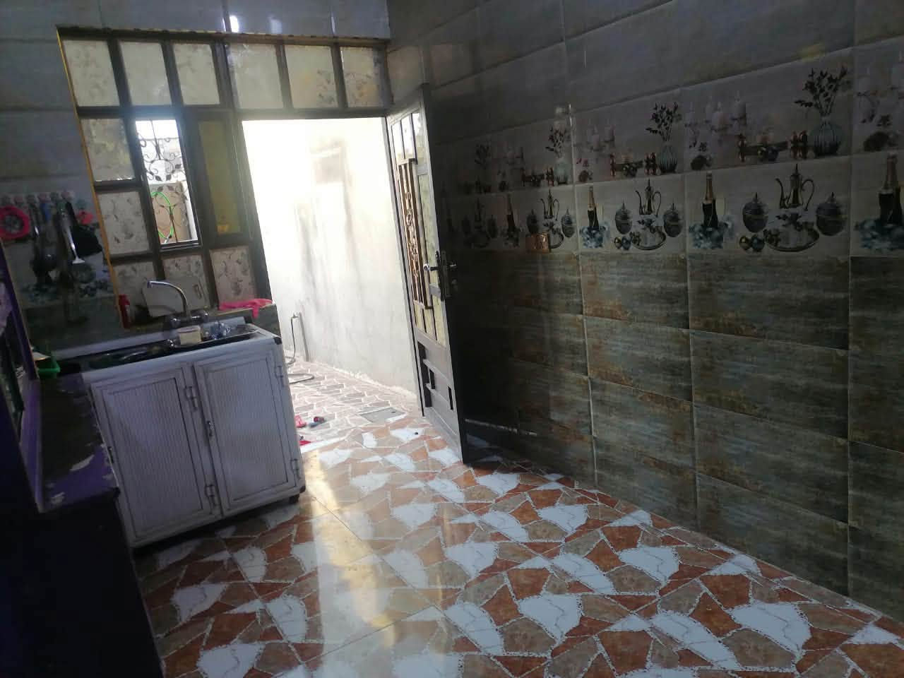 السلام عليكم
بيت(للبيع)في(الفلوجة)
المنطقه(شهداء توزيع الجديد)
قرب محطه النعيمه 
المساحة(125)
(طابق ونص )
غرفتين وصاله واستقبال ومطبخ وصحيات 

السعر (65)مليون وبيه مجال 
***********
***********
