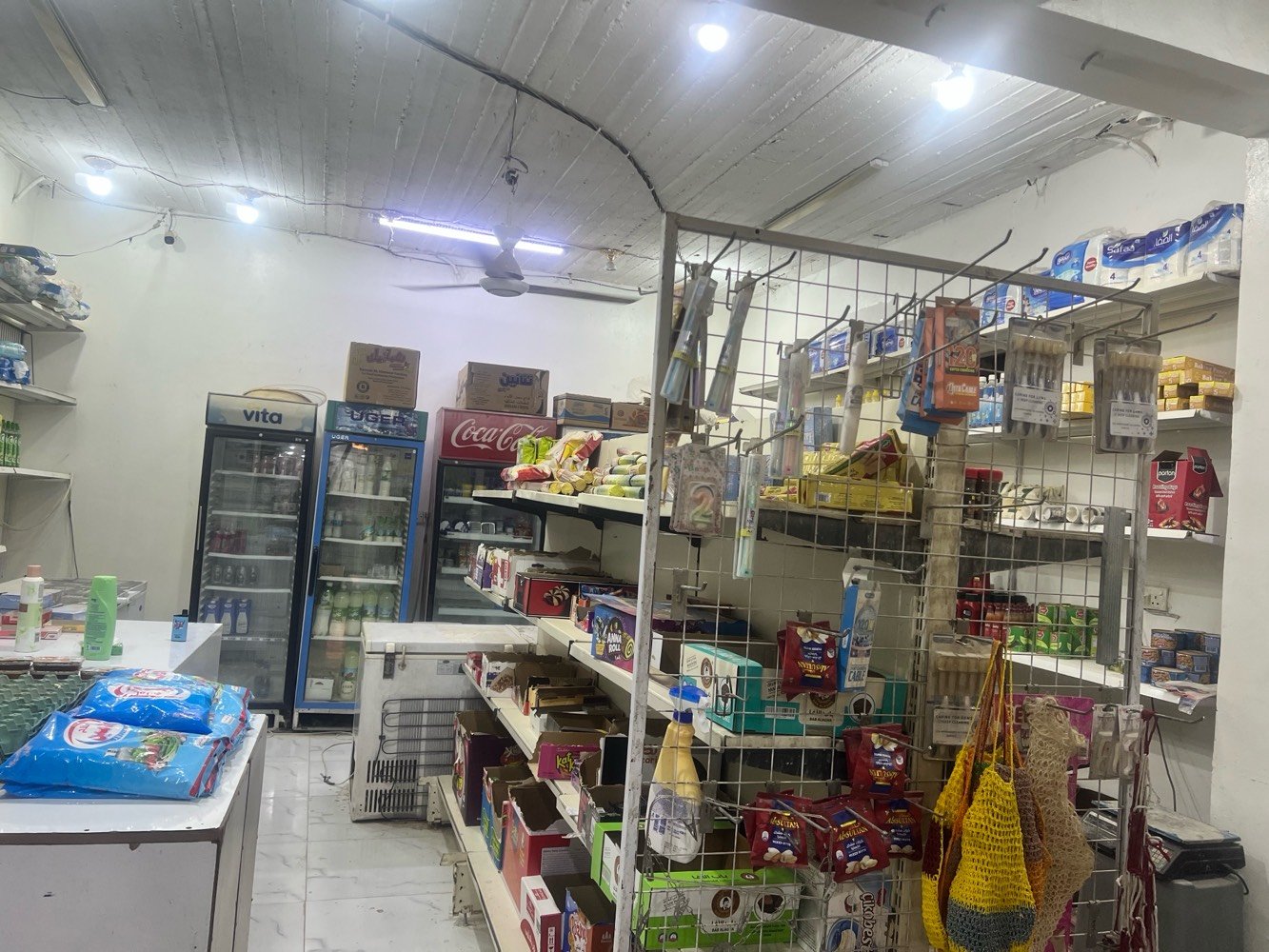 محل للبيع المكان نجف  المحل ركن في نص السوق وارده 350  وقابل للزياده انهمل بسبب دوام  المجمدات مو من ضمن المحل الايجار مالته ٣٠٠ السعر اربع ملايين وبي مجال  لل استفسار اتصل على الرقم *********** الرقم بي واتساب