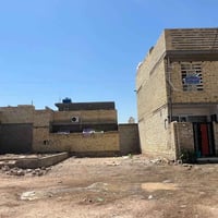 قطعة شارع المشروع مقابيل المستوصف والمدارس منطقة سكنية .. كهرباء ومجار...