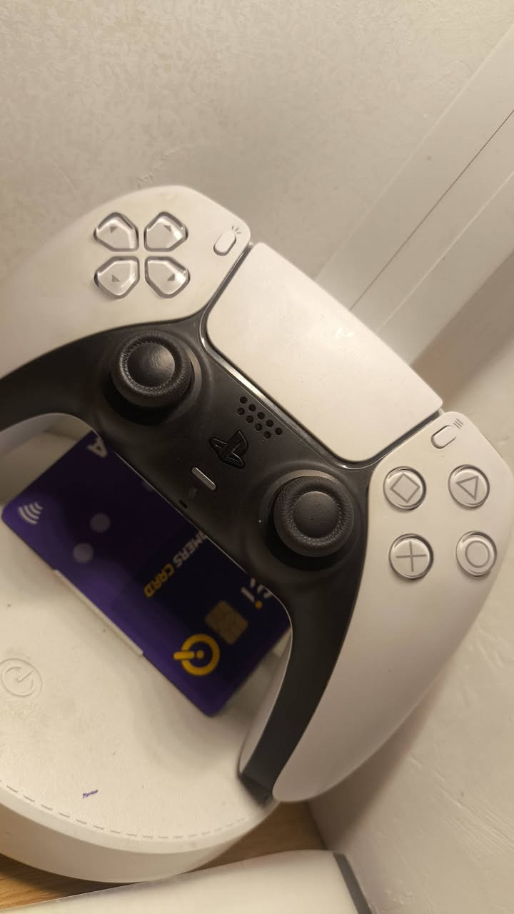 اخوان ps5 slim  الطافي أوربي 1T، الجهاز كامل ملحقاته كرتونة وكابلات الأصلية وأيضا الجويستك واحد ، الجهاز كامل من كل النواحي والله العظيم شخط ما بي ،الجهاز اخذته شهر سته موجود وصل تعال خاص وتدلل أو تجي واتساب *********** وأهلا وسهلاً
