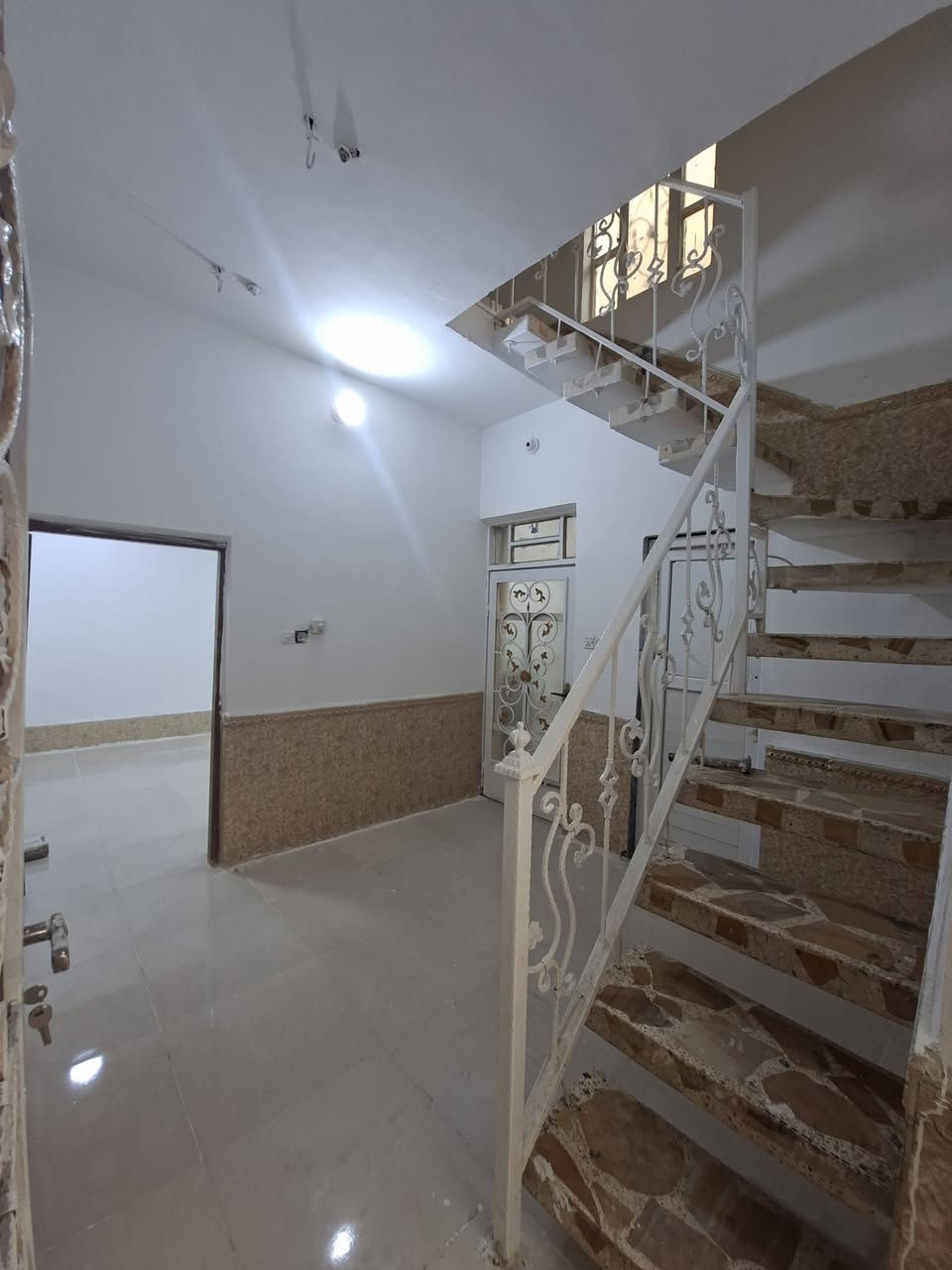 ياالله
للبيع بيت 50 متر طابو صرف طابقين حي ميسان قطاع ٣٥  شارع 10 متر 
الطابق الاول مطبخ و صالة وغرفه وصحيات و مكشوفة
الطابق الثاني غرفة وصالة
السعر ٦٢ مليون وبي مجال
ملاحظة البيت فارغ غير مسكون
للاستفسار ***********
