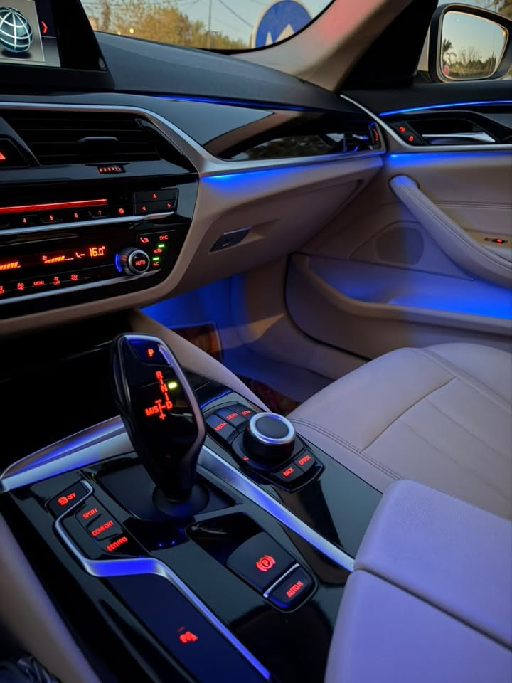 السلام عليكم BMW 520 2020 خليجي وكالة العروش
ماشية 124 كيلو حقيقي سيرفس وكالة زيت بيها وكالة جميع ملحقاتها وياها بيها تخم تاير toyo اصلي 
مكينة 4 سلندر 2000 توربو قوية و اقتصادية جدا مكفولة من فتح و تبديل 
فتحة سقف 5 بردات كشنات جلد ابيض صاج بيانو بلاك (اسود) انارة محيطية رادر تحذير تصادم اوتو بارك حساسات بعد هواي اكو مواصفات المعروفة ب 520 
السيارة مكفولة كفالة عامة عدا كصة بنيد صار بيها صبغ لان صارت طعجة صغير و ميرجع بارد لان المنيوم باقي كلة كفالة حتى شباك دعامية مامكسور 
السعر 248 وبيها مجال 
السيارة بأسمي  رقم بغداد
العنوان زيونة 
هاتف ***********
