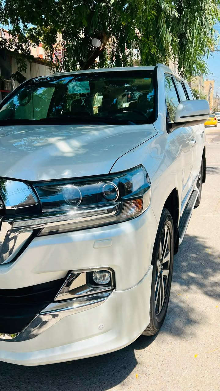 🔥 للبيع | تويوتا لاندكروزر GXR Grand Touring بريم 2019 🔥سنوية بأسمي 

إذا ادور لاندكروزر نظيف وممشى حقيقي بعيد عن السيارات المتعبة والملعوب بيها فهذا خيار يستحق المعاينة.

✅ موديل: 2019
✅ الفئة: GXR Grand Touring (بريم) 🌴 
✅ المحرك: 4.0 V6
✅ الممشى: 95,000 كم (ممشى حقيقي)
✅ اللون: أبيض صدفي
✅ الداخل: جلد
✅ عدد المقاعد: 7
✅ اللوحة: بغداد خصوصي
✅ بدون صبغ ولا تبديل – لا دبل كود – لا مشاكل ميكانيكية لا pdr ولا حالوب 

أبرز المواصفات:

⭐ فتحة سقف
⭐ تشغيل بصمة + تشغيل عن بعد
⭐ Apple CarPlay & Android Auto
⭐ شاشة كبيرة
⭐ كاميرا خلفية
⭐ صندوق تبريد ثلاجة
⭐ المقاعد الأماميات كهرباء 
⭐ باب خلفي كهربائي
⭐ أبواب Soft Close ترحيب
⭐ مثبت سرعة دبل ماوس اصلي
⭐ حساسات وقوف امامية وخلفية
⭐ مصابيح LED مع الزينون اصلي شركة 
⭐ نظام ABS والثبات الإلكتروني
⭐ التحكم بالنزول من المنحدرات 
⭐ نظام تعليق مريح مع طفاية اصلية
⭐ السونر مرفق مع الصور
⭐داير ارباك مع المري شفط وقلاب

🚘 السيارة استعمال شخصي محافظ عليها بكل تفاصيلها والصيانة الدورية مستمرة وجاهزة للاستخدام ولا تحتاج أي دينار مصروف.

📍 مكان السيارة: بغداد – معارض الكريعات (الوقف السني)

📞 للتواصل: ***********

⚠️ السوم للجادين فقط وبعد المعاينة 
ورجاءً عدم بخس السيارة لأن سعرها بلاش.
السعر 485 ورقة 
ولا اكو هيچ سعر مناسب وبالخير على الياخذها
