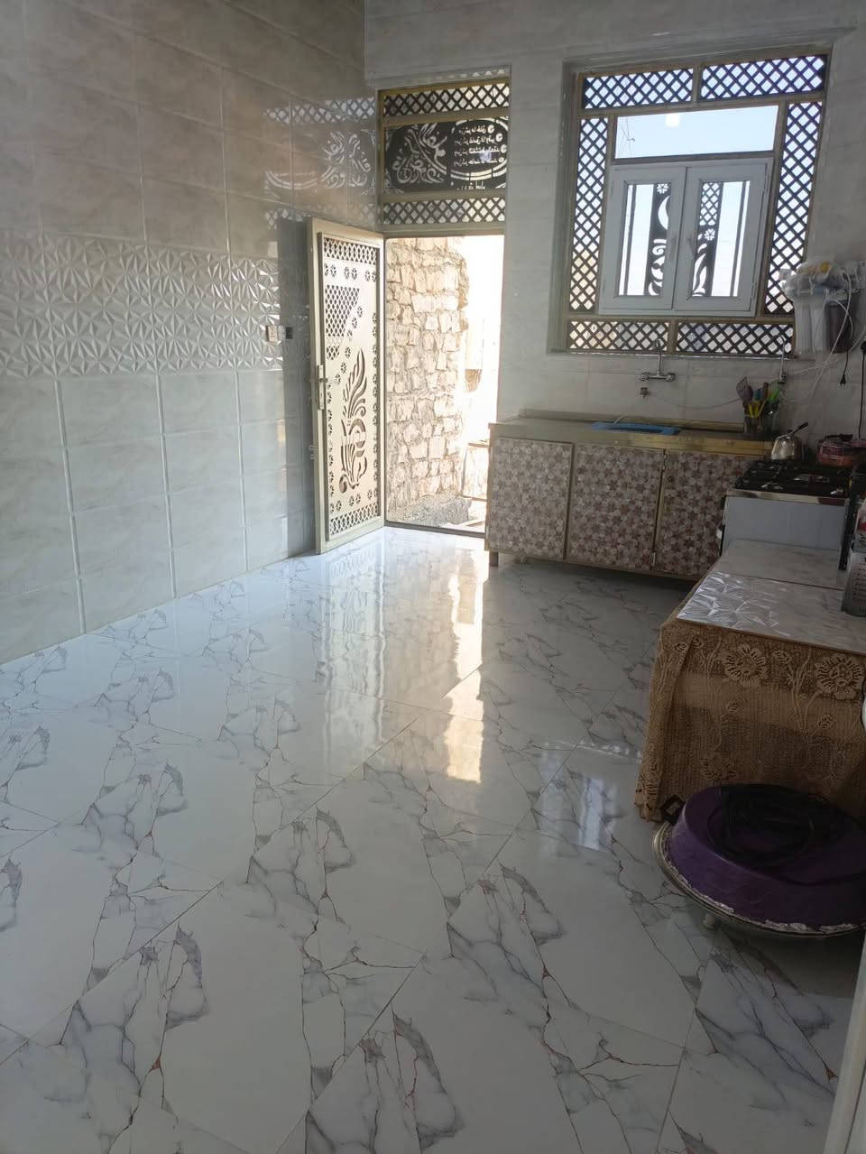 دار للبيع 200 متر طابو صرف في الرمادي ال٧ كيلو قرب على جامع النور  غير كامل من الخارج 

السقوف نضام چبس 

البوب نضام لاستيك عازل 

الشبابيك حديد الفردات pvc 

تاريخ البناء ٢٠٢٥ 

ديوانيه 

هول 

كلدور 

مطبخ 

صاله 

غرفتين 

رقم القطعه 20582 

تتوفر كافة الخدمات 

السعر ٧٠ مليون قابل للتفاوض

***********
