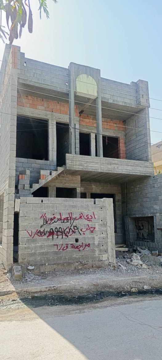 ( هيــــكل للبيــع طابو صرف)
مجاري كامل ولاش كامل 
 
المساحة...   150 متر  واجه 7 ونص وعمق 20 ..
العنوان .. واحد حزيران شارع النخيل خلف جي مول 
 طابقين معزول درج خارجي منطقة هادى جدا يحتوي على 
 طابق  الاول 
 غرفتين عدد2
 وهول 
 واستقبال 
 ومطبخ 
ومجموعة صحيات 
 طابق ثاني 
 غرفتين عدد2 
 وهول 
 واستقبال 
 ومطبخ 
 ومجموعة صحيات وبيتونه 
 السعر   125مليون وبي مجال بسيط 
***********...
