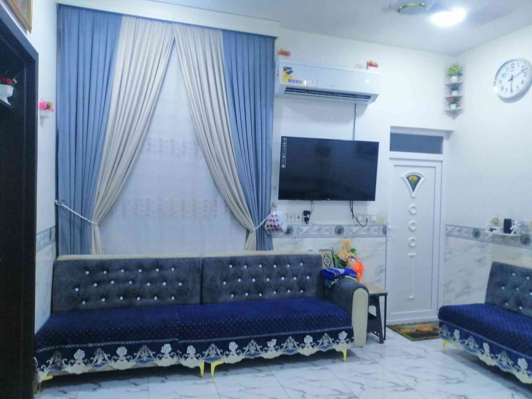 مشتمل للبيع في الفلوجه حي الشهداء قرب جامع الأنبياء مساحه ١٢٥ على حديقة بناء حديث طابق ونصف يحتوي 2 غرف نوم وصاله عدد واستقبال ومطبخ و2 حمامات داخليه وخارجيه شارع 10 تبليط السعر ١٠٥ مليون وبي مجال بسيط للاستفسار مراجعة مكتب القمه للعقار او الاتصال على الأرقام التاليه *********** ***********
