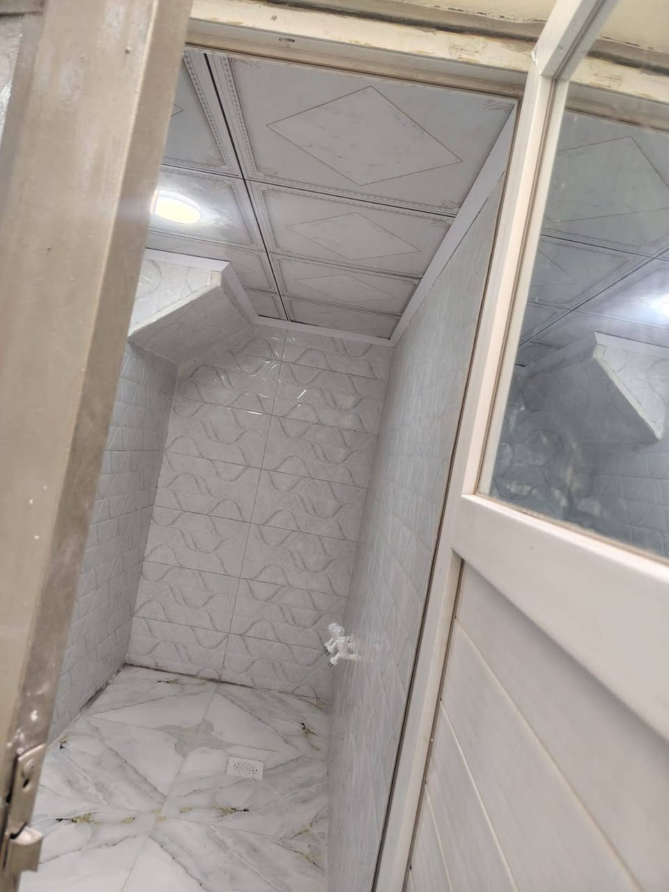 دار مساحه 100 متر للبيع بناء جديد طابوق نهروان صب كونكريت مركزي سيراميك بورسلين كرانيت سقوف ثانويه خدمات كامله شوارع واسعة والسعر 46مع المجال زراعي حي ميسان خلف سكله الكرعاوي استفسار اكثر *********** مشروط بناء جناي صب نزالات وجسور
