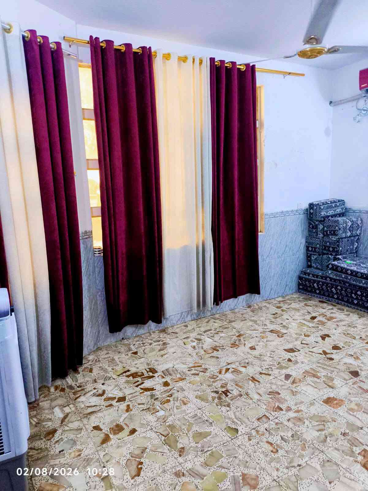 يا الله بيت للبيع 100مربع(( معه الاثاث 🪑)) 
طابو زراعي سند 25
((بي نسخه سندج📋))
(( بلخط الاول))   
قريب عل شارع 

بناء طابوك
اساس او سقف صب مسلح 

البيت يحتوي على 
غرفه نوم🛌
 صاله مطبخ👨‍🍳
 ستقبال 
صحيات داخل او خارج 

سعر 45💵💲معه مجال 

العنوان نجف الاشرف مقابل قرية الغدير الاولى شارع الصب عمود 269 
شارع((دوان بني خالد)) 
***********
