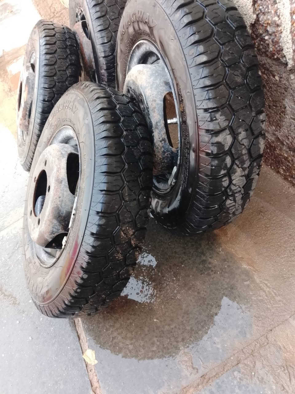 السلام عليكم تخم تايرات صيني نوع لونكو
 جدد مستخدمات أقل الشهر  للبيع بدون الويل
 أو مع الويل المكان  ميسان 
الاستفسار ***********
