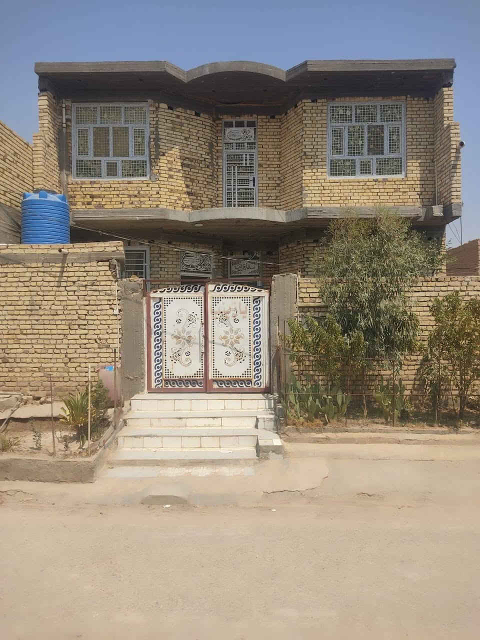 ((بيع سريع))  دار للبيع – الحي العسكري طابقين مقابل سيد احمد المبرقع   �
مقابل سيد أحمد المبرقع خلف مدرسة خولة بنت الحسين القديمة 
━━━━━━━━━━━━━━━━━━
✨ تفاصيل العقار:
📜 السند: طابو صرف
📐 المساحة: 150 م²
🏗️ البناء: طابوق + صب
🆕 سنة البناء: 2024 – بناء حديث
━━━━━━━━━━━━━━━━━━
🏠 الطابق الأول:
🛏️ غرفة نوم
🛋️ صالة استقبال واسعة
🍳 مطبخ حار
🚿 مجمعات صحية
🚽 حمام
🌿 طارمة
🌳 حديقة
━━━━━━━━━━━━━━━━━━
🏠 الطابق الثاني:
🛏️ غرفتان نوم
🛋️ صالة
🚿 مجمعات صحية
━━━━━━━━━━━━━━━━━━
💰 السعر: عبر المراسلة
💬 واتساب أو ماسنجر
📞 للاستفسار:
***********
━━━━━━━━━━━━━━━━━━
📢 عندك بيت للبيع أو مراوس؟
راسل الصفحة عبر الواتساب أو الماسنجر 📩
🔔 تابع الصفحة
🎵 TikTok: ios_627
@إشارة

