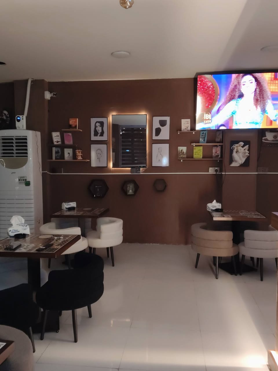 اهلا و سهلا بيكم تم افتتاح. كوفي هاوس الأمير   يعني البرد. و الجو الحلو.   و الهدوئ و الطعم  اذا  حبيت المكان تفضل تشرفنا   العنوان.  بغداد  العامريه العمل الشعبي   مقابل كرزات الموصل. اهلا و سهلا بيكم ***********
