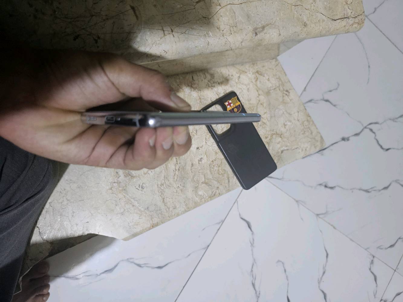 عليكم  جهاز اس ٢١ ذ ٢٥٦ دبل خط  شرق اوسط التره جهاز نضيف حيل الشاصي نضيف الشاشه نضيفه فقط الضهر مفطر كدامكم. جهاز مامفتوح ولا داخل تصليح سعر 265وبي مجال بسيط وياه حافظه فقط  ***********بغداد وتساب اتصل