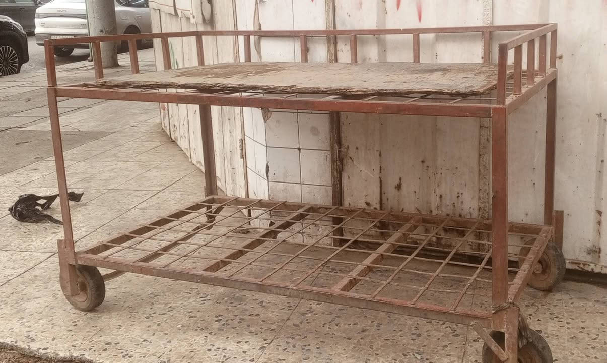 ميز حديد • نضيف • موصل دركزليه
