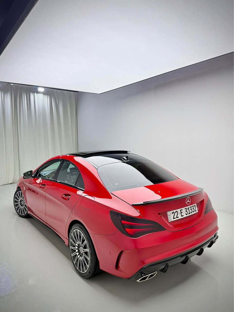 ‏Mercedes benz CLA250 2018
مواصفات (فتحة سقف بانوراما -و حساسات ٣٦٠ درجة-شاشة-كاميرة-خلفية - ابواب و تشغيل بصمة)
ماشية 88,000 ميل فقط
ضرر السيارة واحد قطع و نص صبغ 
بدون دواخل ارباك بشرط سليمه
السيارة كلش حلوة و نظيفة 
مكفولة من كير و محرك وكهربائيات
سعر:- (139$) 💰ورقة 
مكان:-🛣️اربيل
رقم :-📞(***********) أربيل, العراق
