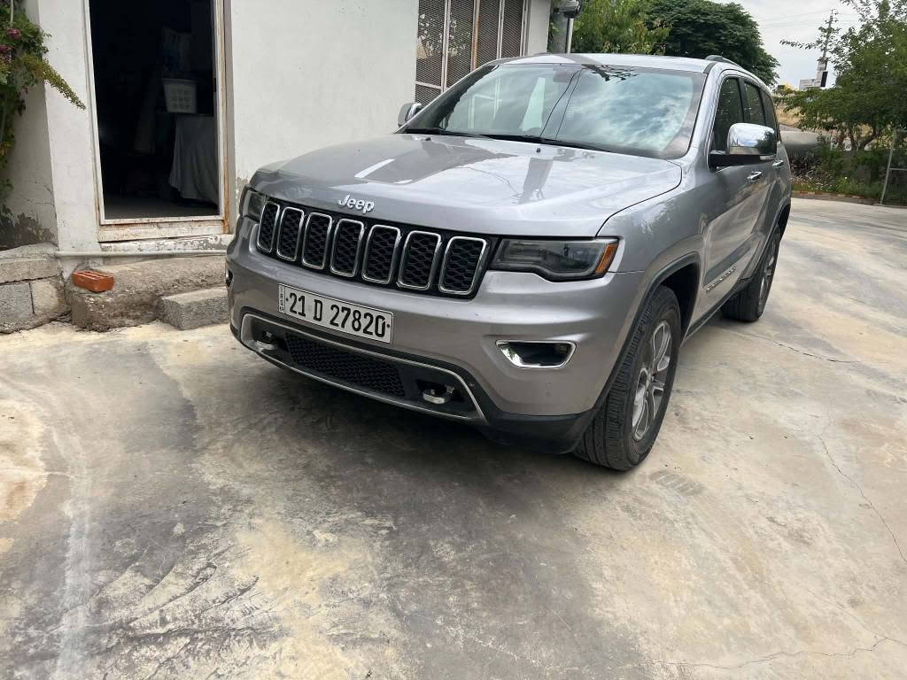 جیب گراند چیرۆکی 2017 فول لمتید کەندی 4x4

بێ بۆیاخ  زۆر پاك ماوەتەوە 
بێ مەسرەفە نەقسی نیە

کوشن سارد گەرم   سوکان هیتەر رادار
هۆکی پێشەوە و سوکان کارەبا
سندوق شەفت . لایتەکانی پێشەوە ئیلئیدی و لایت رەش
پانۆراما 
رۆنی تازە گۆراوە 90 مایل ڕۆشتوە  سەنەوی تازەیە تا 2028 بەناوی خۆمە سعر 220معامەلە

***********
***********

جيب جراند شيروكي 2017 Limited 4x4

* السيارة بحالة ممتازة جدًا، بدون صبغ، ونظيفة جدًا.
* خالية من الأعطال أو أي مصاريف، ولا توجد فيها أي نواقص.
* تبريد وتدفئة المقاعد.
* مقود (دركسون) مدفأ.
* رادار.
* هوك أمامي.
* مقود كهربائي.
* ناقل حركة (قير) أوتوماتيك.
* المصابيح الأمامية LED مع لايت أسود.
* سقف بانوراما.
* تم تغيير الزيت حديثًا.
* ماشية 90 ألف ميل.
* السنوية مجددة حتى 2028.
* السيارة مسجلة باسمي.سعر220

***********
*********** كالار, السليمانية

