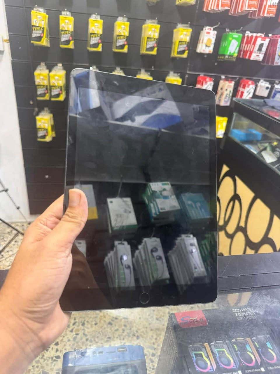 ايباد 9 للبيع فقط 
 
الجهاز مبدل فقط گلاسه ركز مو شاشه بس گلاسه 

ذاكره ٦٤ ✅ 

وياه شاحنته ✅ 

مكاني بغداد جسر ديالى القديم 📍 

السعر خاص او اتصال *********** 
 
توصيل داخل بغداد فقط

نص مكتوب في الصور:
- ٨:٥٩ ص الثلاثاء ١٥ سبتمبر
- بحث
- حساب Apple
- سجل الدخول للوصول إلى بيانات
- معالج App Store و iCloud و خدمات
- Apple والمزيد.
- إنهاء إعداد iPad
- نمط الطيران
- Wi-Fi غير متصل
- Bluetooth مشغل
- البطارية
- عام
- تسهيلات الاستخدام
- البحث
- الشاشة الرئيسية
- ومكتبة التطبيقات
- الكاميرا
- تعدد المهام والإيماءات
- خلفية الشاشة
- شاشة العرض والإضاءة
- قلم Apple
- حول
- iPad
- 26.6
- iPad (الجيل التاسع)
- MK2K3LL/A
- QHFN7LJ4D6
- الاسم
- إصدار iPadOS
- اسم الطراز
- رقم الطراز
- الرقم التسلسلي
- الأغاني
- الفيديوهات
- الصور
- السعة ٦٤ غ.ب.
- متوفرة ٤٧,١٤ غ.ب.
- 44:1B:88:B7:F2:23
- عنوان Wi-Fi
- 44:1B:88:B3:C9:9A
- Bluetooth
- SEID
- إعدادات ثقة الشهادة