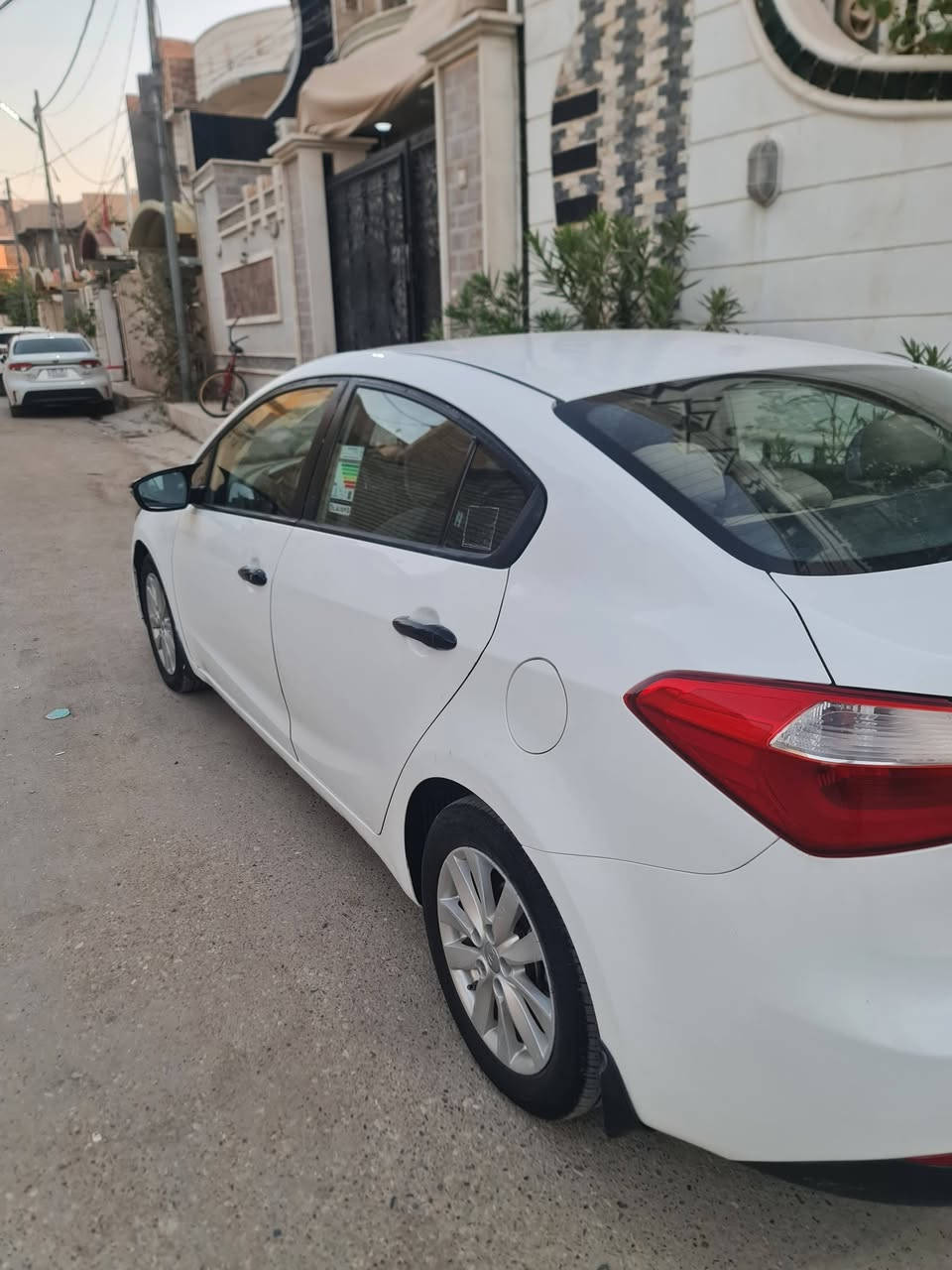 سلام عليكم
سيراتو للبيع موديل ٢٠١٤ رقم بغداد 

فول موصفات عده بصمه 

قطعتين تبريد اشاير بل مري ومري شفط

بيه ضربه بل قبغ جنطه فقط وبيه بارد باب صدر. وبيه بارد بل جاملغ مال سايق 

سعره ١٢٥ وبيه ومجال
***********
