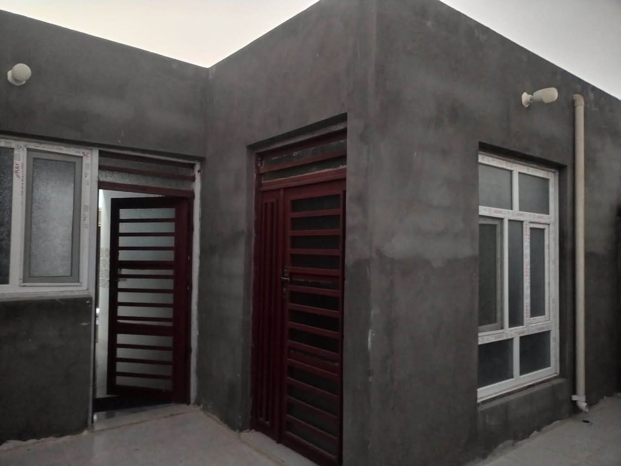 بيت بناء جديد بيت نضيف جدا الموقع نهايه شارع الوكفه يم التبليط علشارع سند ٢٥  مساحته ١٤٠
يحتوي على 
غرفتين وصاله ومطبخ ومضيف وكراج سياره 
للستفسار ***********
