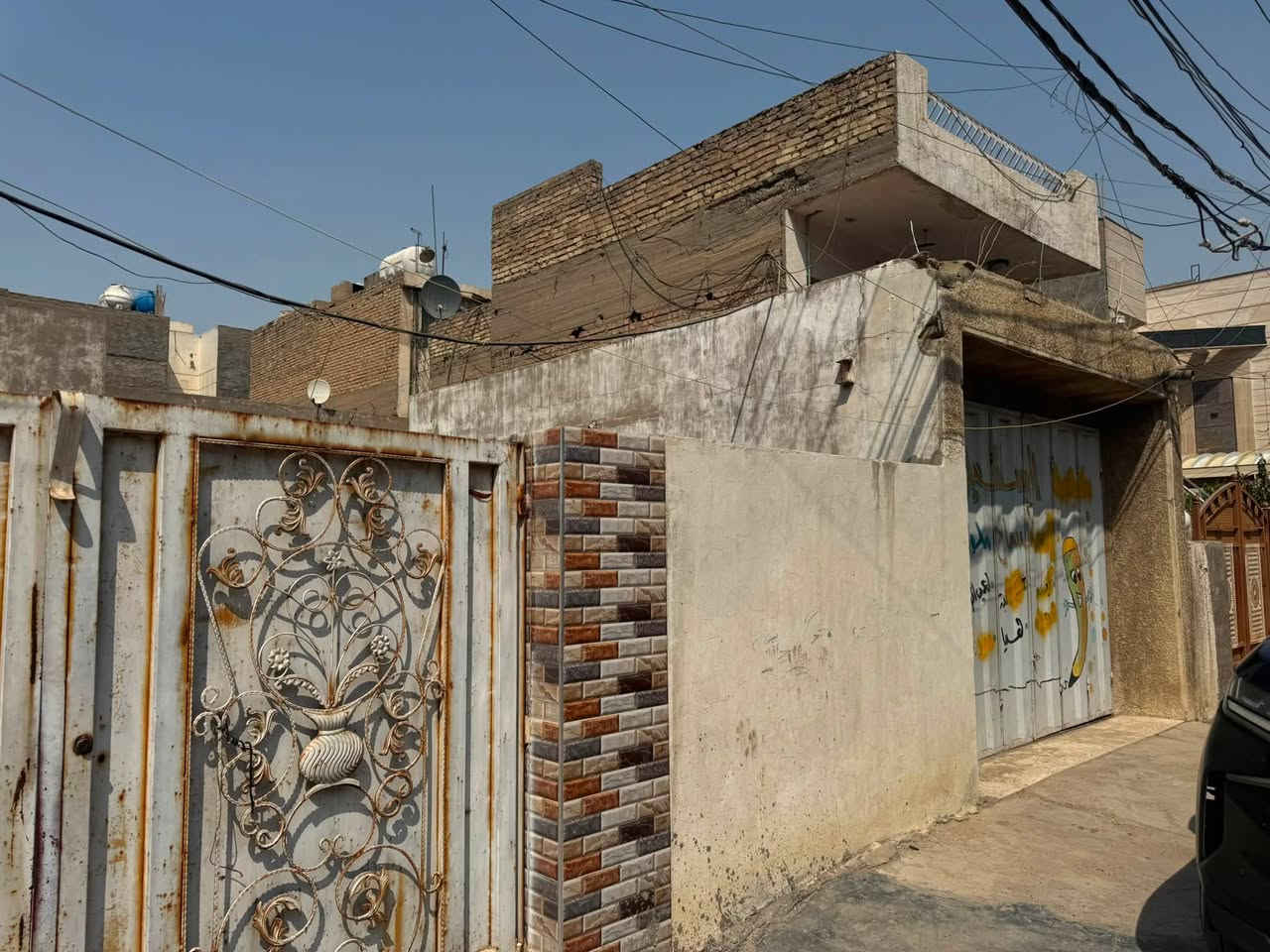 بيت في منطقة البلديات مساحة464 الواجهة20النزال30 محلة726قرب منارة لبنان للبيع للاستفسار ***********
