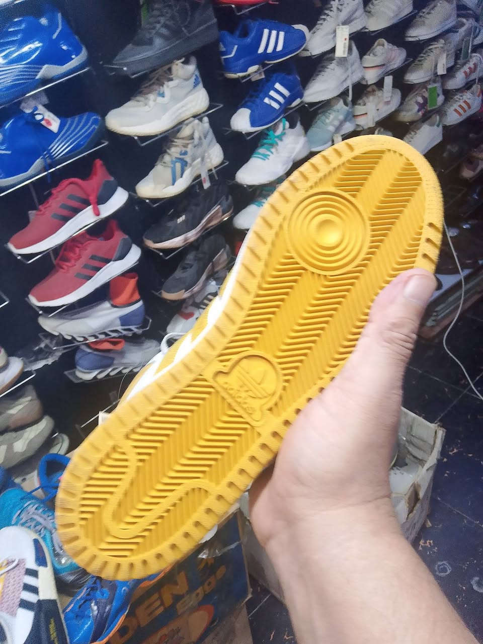 قطعه اورجنال سامبل جديد وكاله باركود كرة سله
القياس..42وثلثين
طول القدم..26.5cm
المنشأ..اندنوسي.اصدار حديث
للحجز والاستفسار راسلنا واتس اب ***********ابو حيدر
توجد خدمة توصيل كل المحافظات 
اكتب تم يوصلك السعر

نص مكتوب في الصور:
- Adidas top ten original..42..2/3 26.5cm اندونوسي وكاله