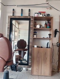 عندي كرسي +رف تفصال جديد كلش +مراية نضيفه +عندي قراض مال حلاقه للبيع. ...